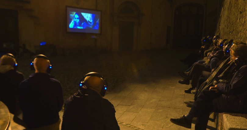 La proiezione dei corti finalisti con cuffie wireless